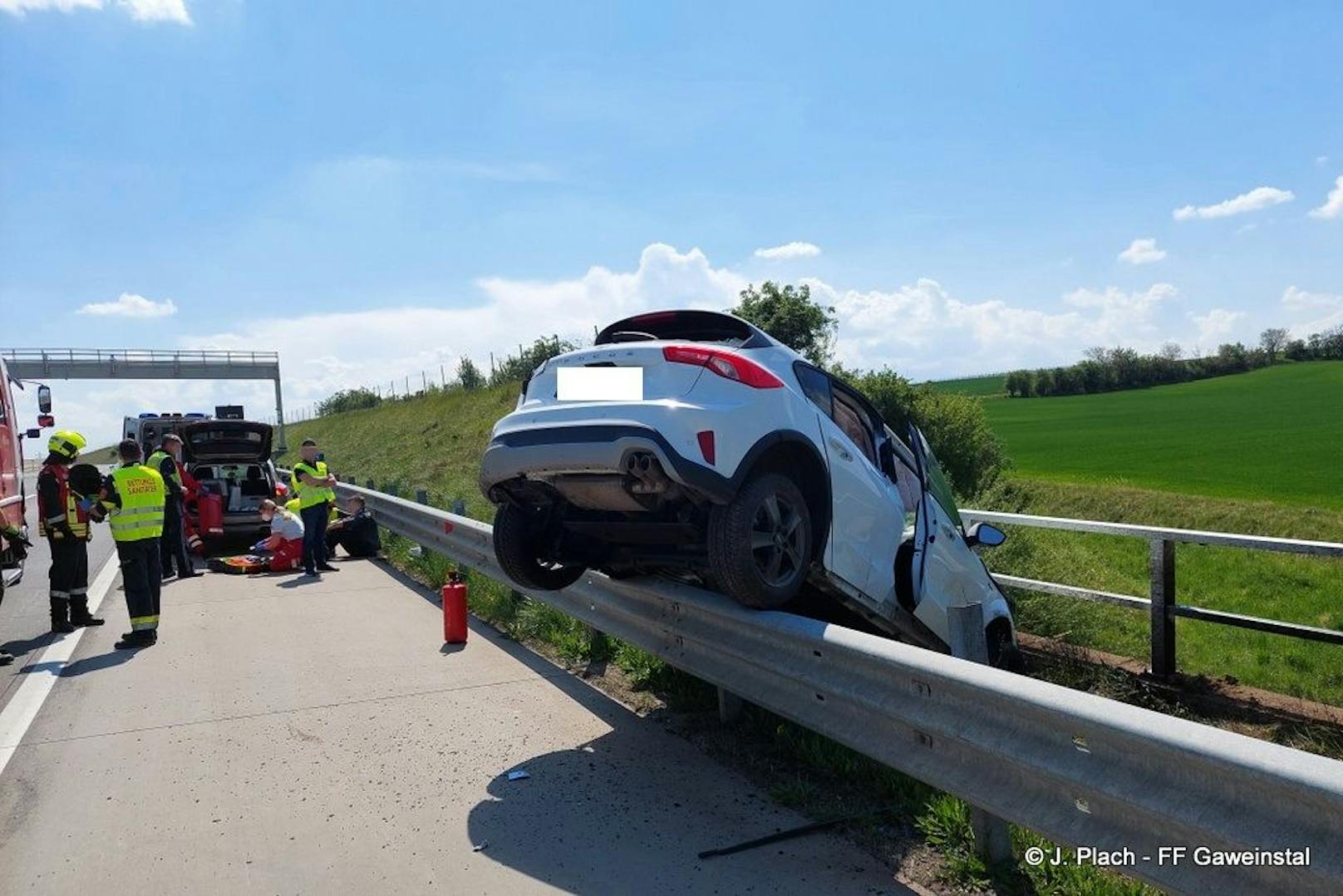 Spektakulärer Crash: Auto landete auf A5 auf Leitschiene