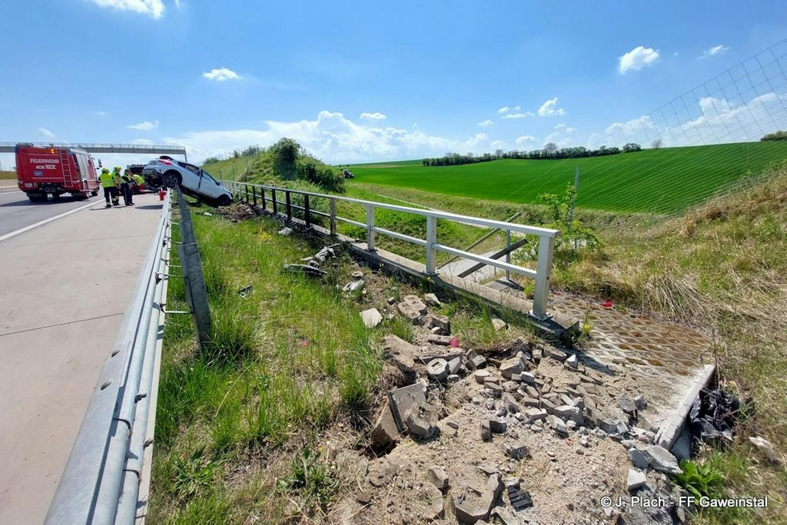 Spektakulärer Crash: Auto landete auf A5 auf Leitschiene