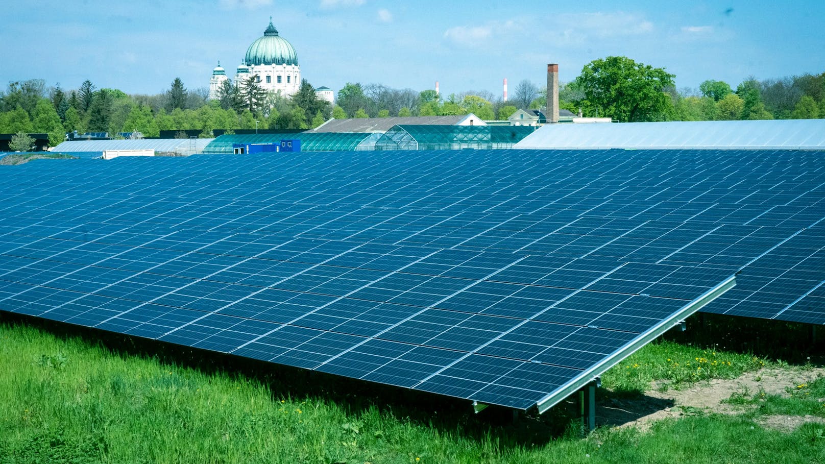 Das Solarkraftwerk produziert Sonnenstrom mit 1,4 Megawatt Leistung für 570 Wiener Haushalte.