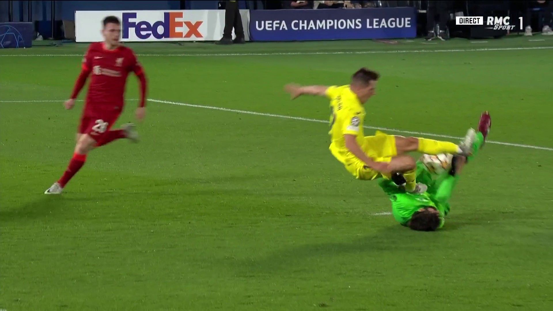 Alisson räumt Giovani Lo Celso um. 