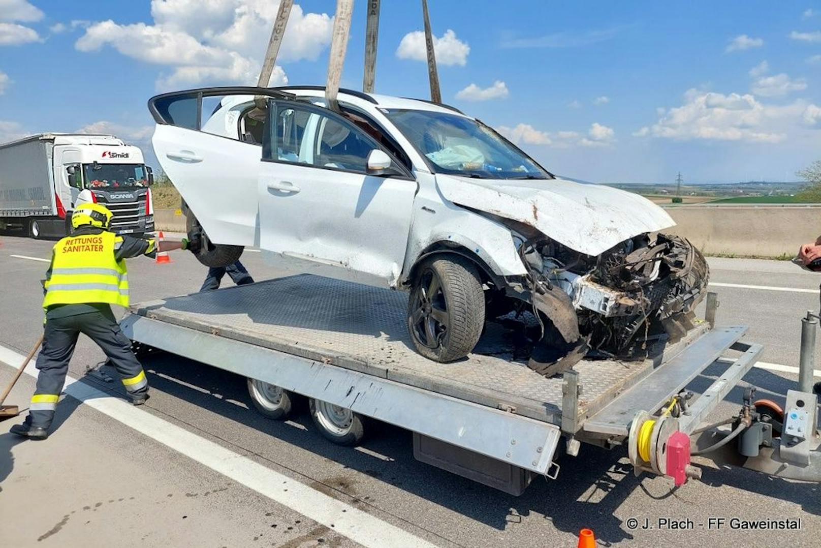 Spektakulärer Crash: Auto landete auf A5 auf Leitschiene