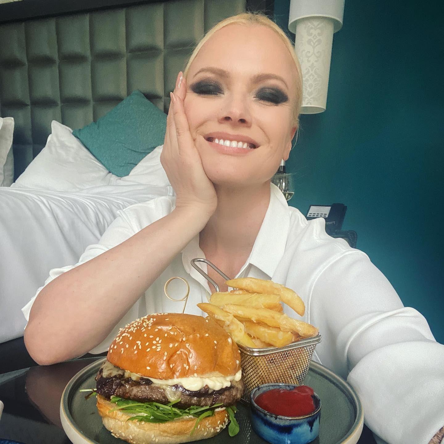 Nach dem Shooting gab es Burger im Hotel für Franziska Knuppe
