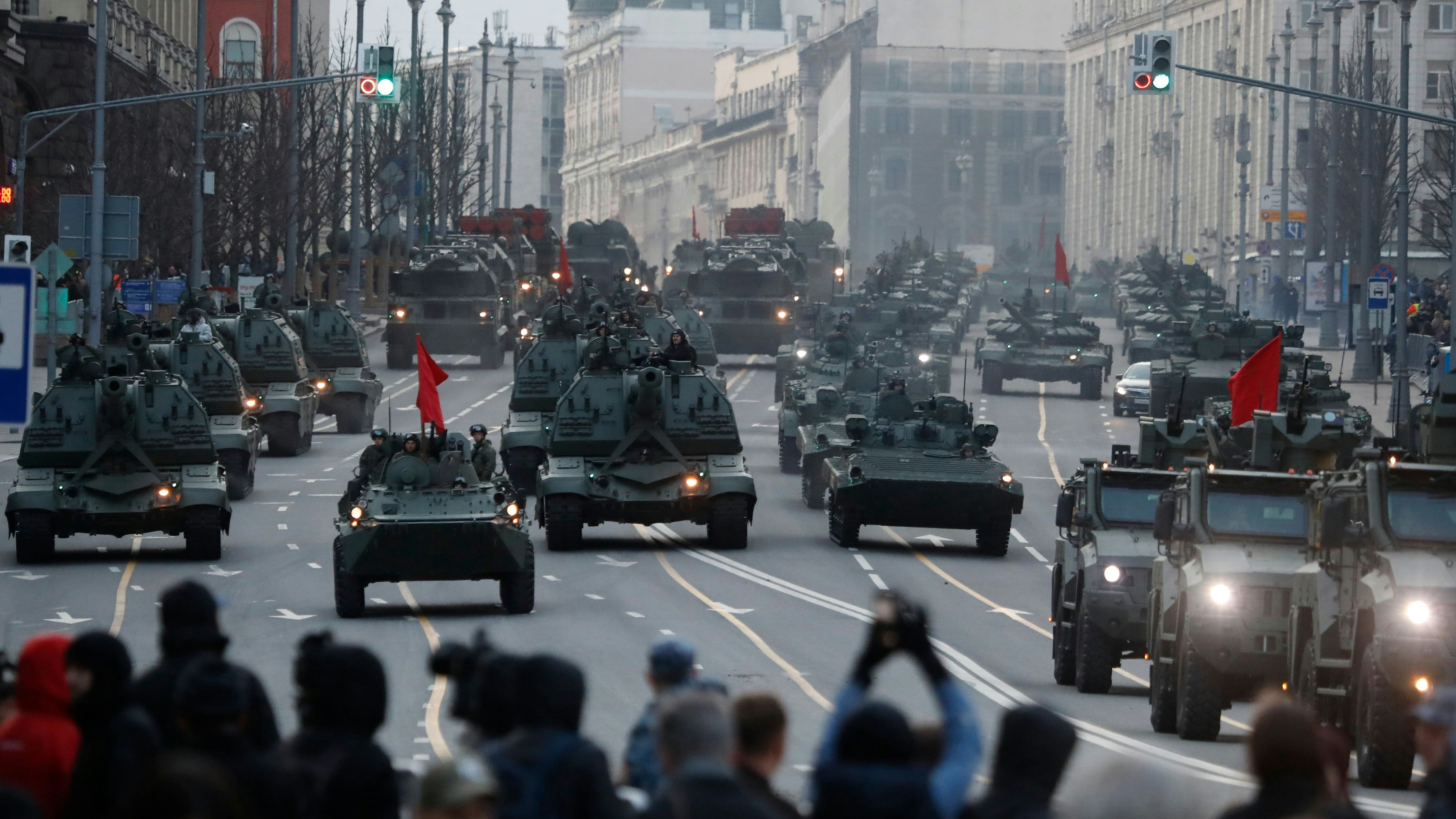 Download von www.picturedesk.com am 04.05.2022 (08:38).  Russian self-propelled artillery vehicles, tanks and military vehicles roll along Tverskaya street toward Red Square during a rehearsal for the Victory Day military parade in Moscow, Russia, Thursday, April 28, 2022. The parade will take place at Moscow's Red Square on May 9 to celebrate 76 years of the victory in WWII. (AP Photo) - 20220428_PD10718 - Rechteinfo: Rights Managed (RM)