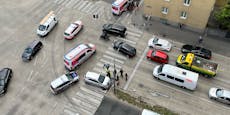 Schwerer Crash in Wien – Opel kracht in Rettungsauto