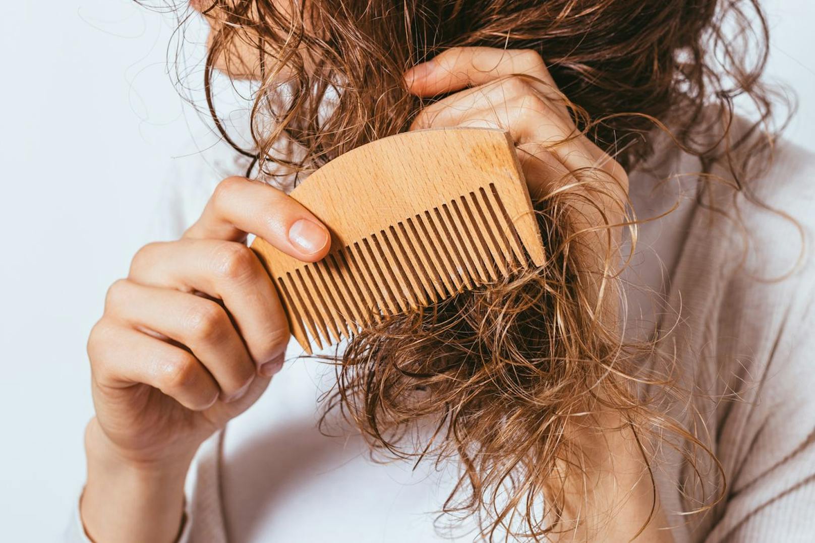 Frizz ist reine Physik. Wenn du Produkte wie Metall- oder Kunststoffborsten verwendest um deine Haare zu durchkämmen werden sie nur statisch aufgeladen und neigen dazu herabzustehen. Investiere lieber in Naturbürsten.