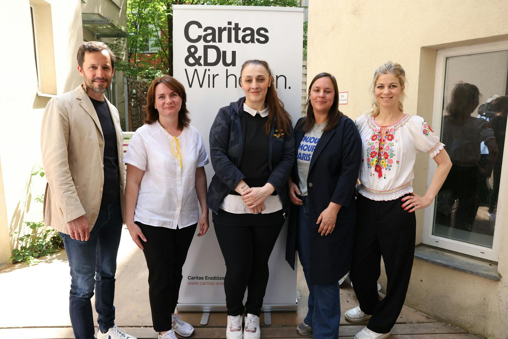Caritas-Wien-Chef Klaus Schwertner, Natalya, Daria, Leiterin des Hauses Luise Claudia Ferner und Schauspielerin Hilde Dalik.