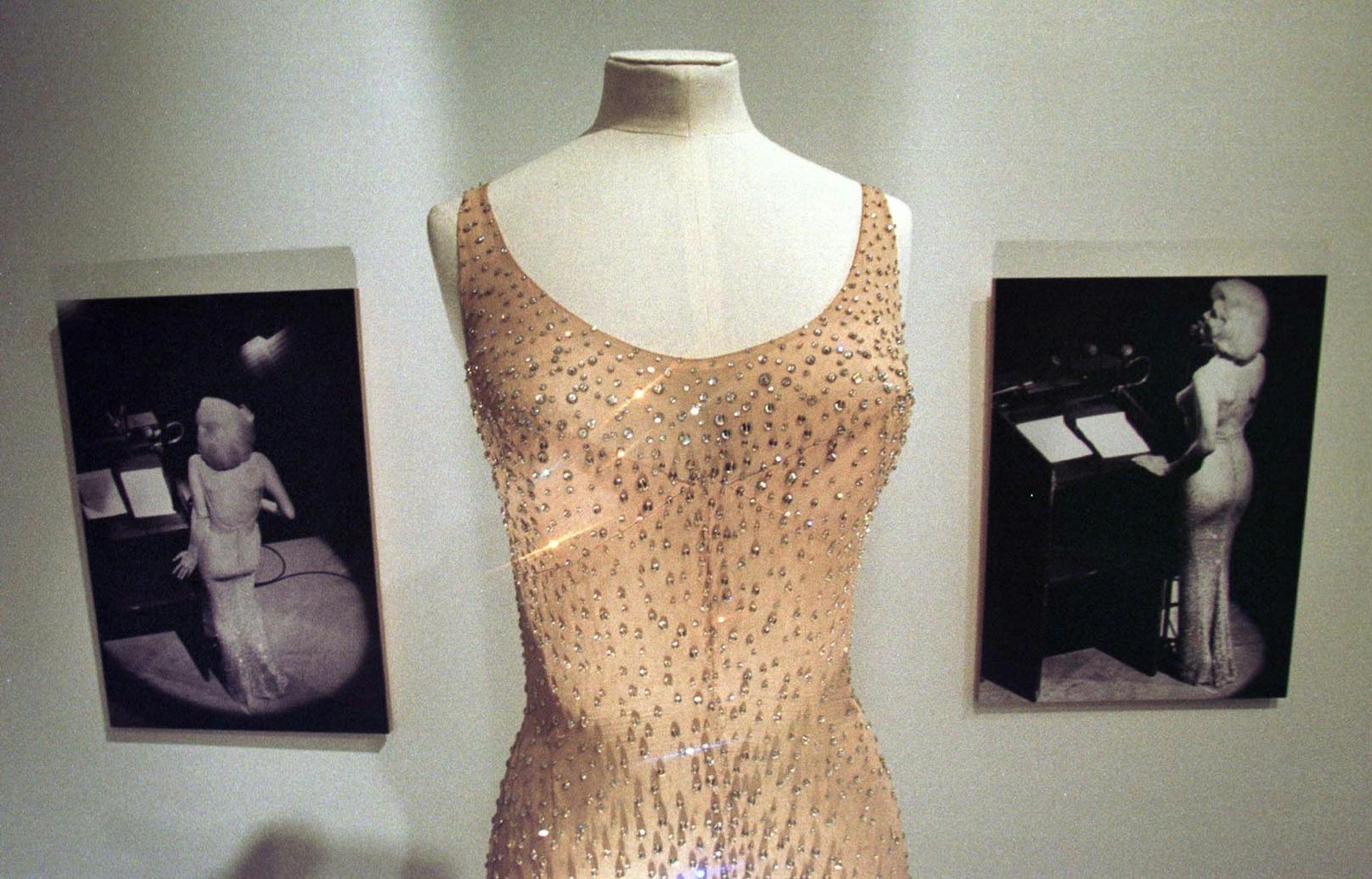 Das hautfarbene Kleid wurde beim berühmten Geburtstagsfest von President John F. Kennedy 1962 getragen. Marylin Monroe musste sogar in das Kleid genäht werden, damit es hauteng sitzen konnte. Zu einer Zeit, als es noch keine Stretch-Materialien gab, ein besonderes Unterfangen. Bereits damals war dieses Couture-Stück 12.000 US-Dollar wert.