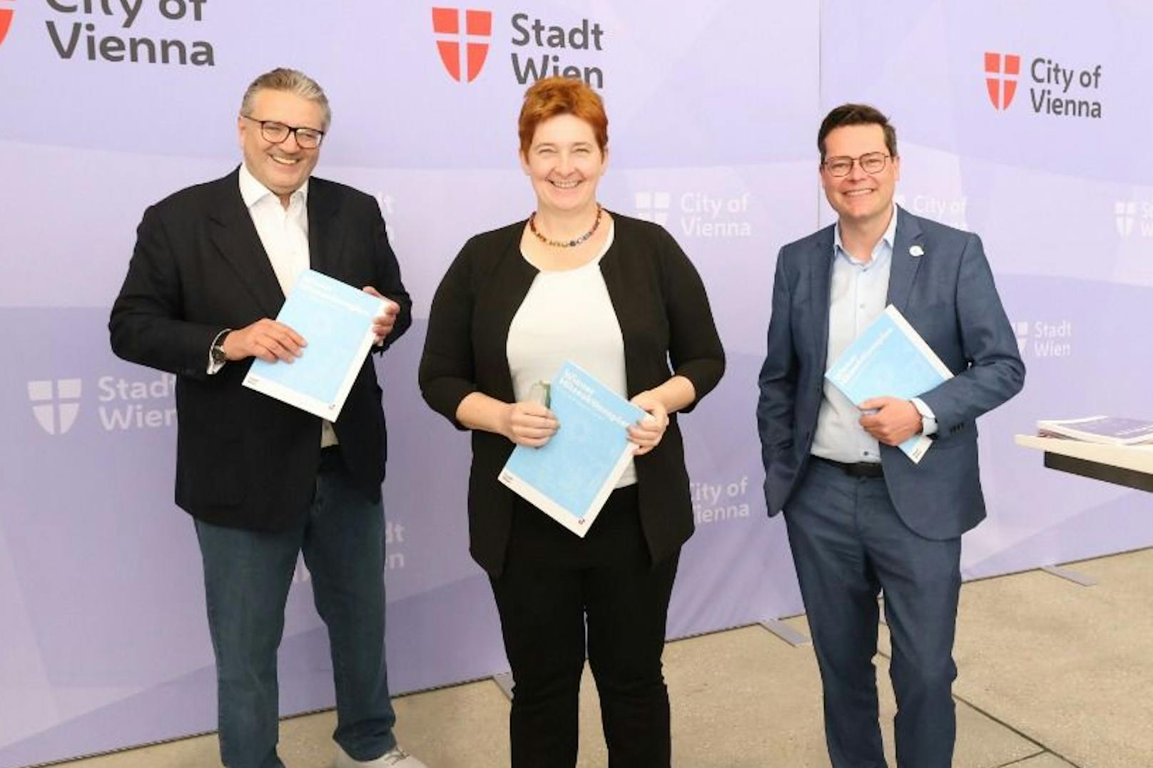 Die Stadträte Peter Hacker (li.) und Jürgen Cernohorszky stellten gemeinsam mit Sigrid Stagl, Vorsitzende des Klimarats, den "Hitzeaktionsplan" der Stadt Wien vor.