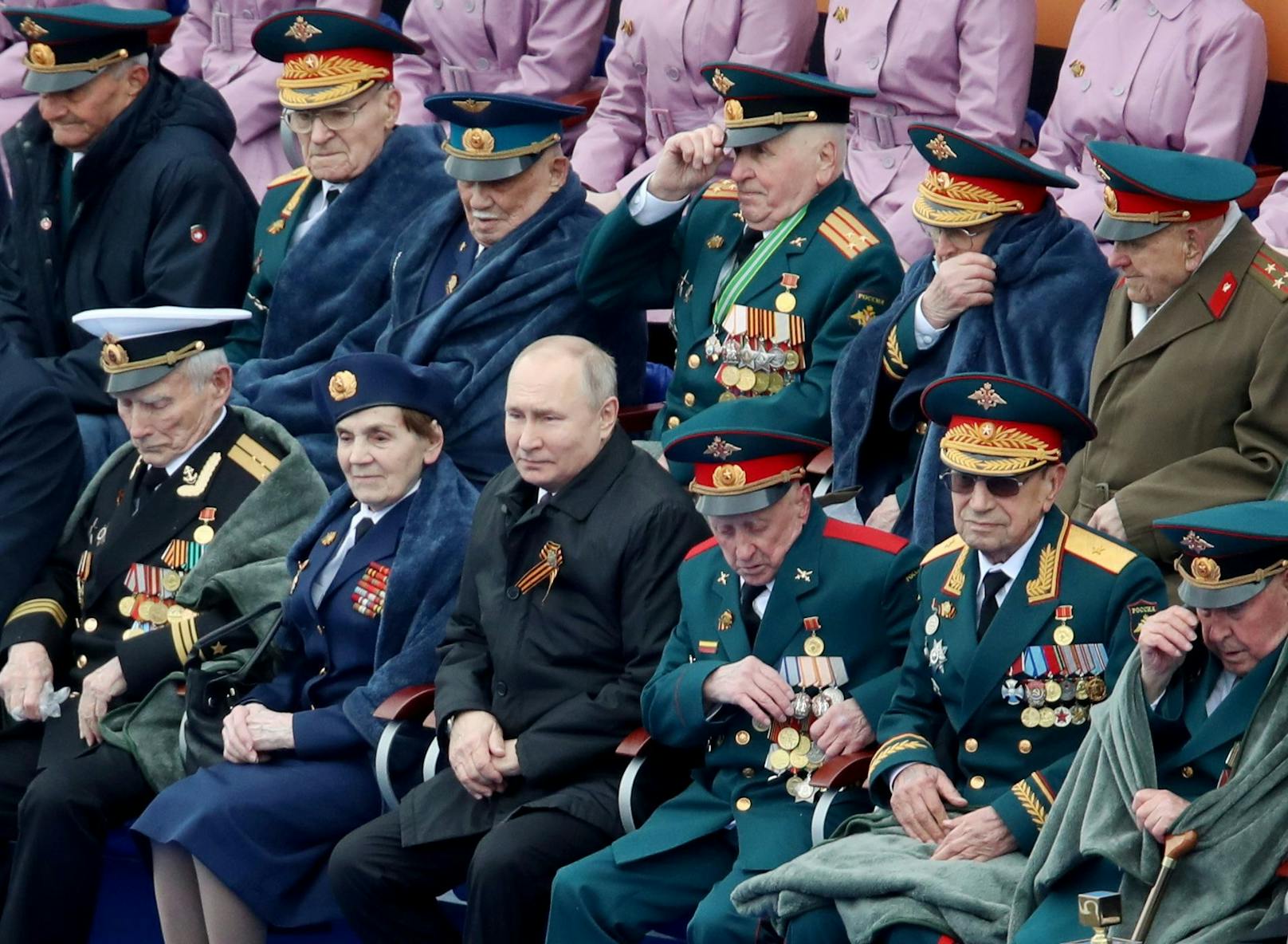 Bei der Parade im vergangenem Jahr nahm Putin neben Weltkriegsveteranen Platz.&nbsp;