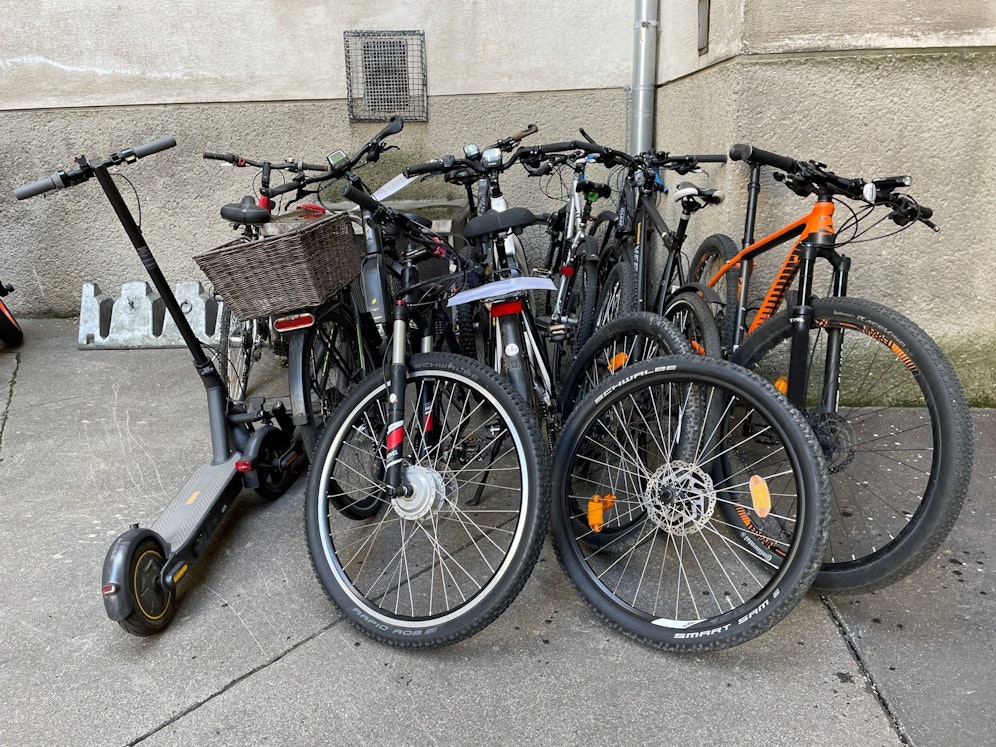 Das Diebesgut wurde sichergestellt. Darunter Fahrräder und E-Scooter.