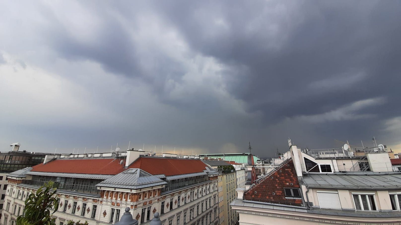Heftiges Unwetter zieht über Wien