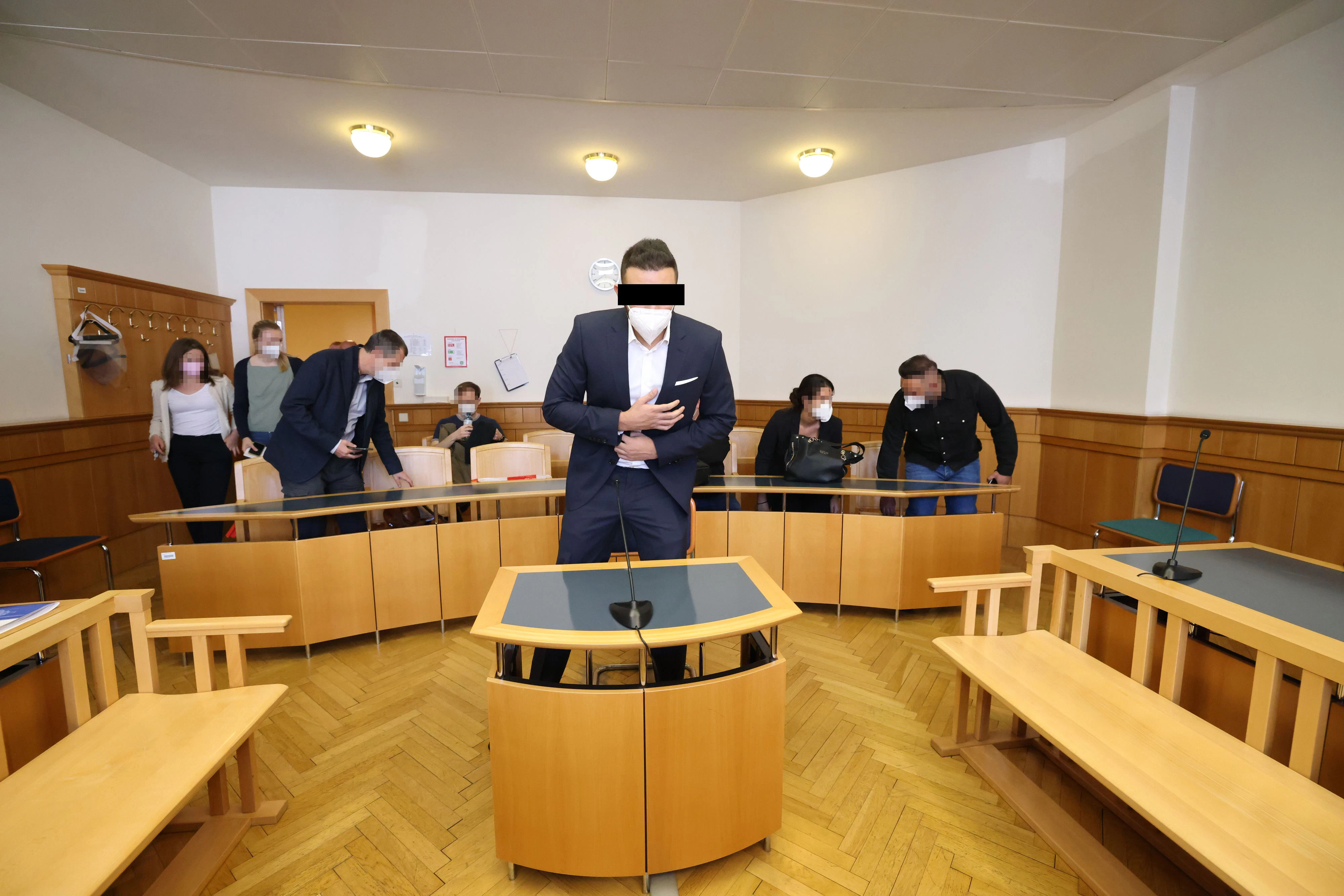 Der bereits verurteilte Polizist erschien ohne seine Uniform am Landl