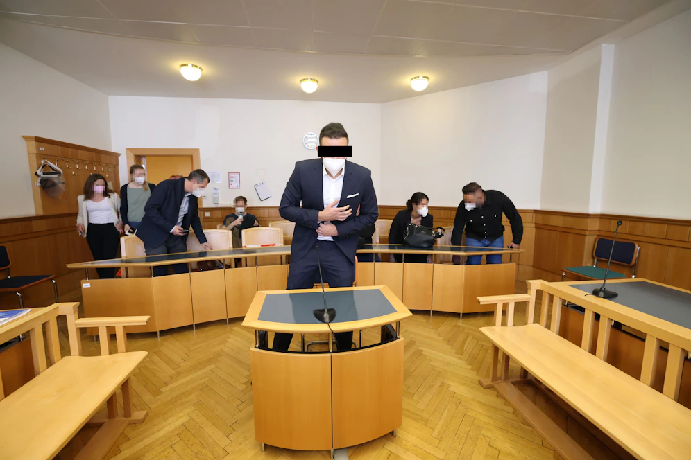 Der bereits verurteilte Polizist erschien ohne seine Uniform am Landl.