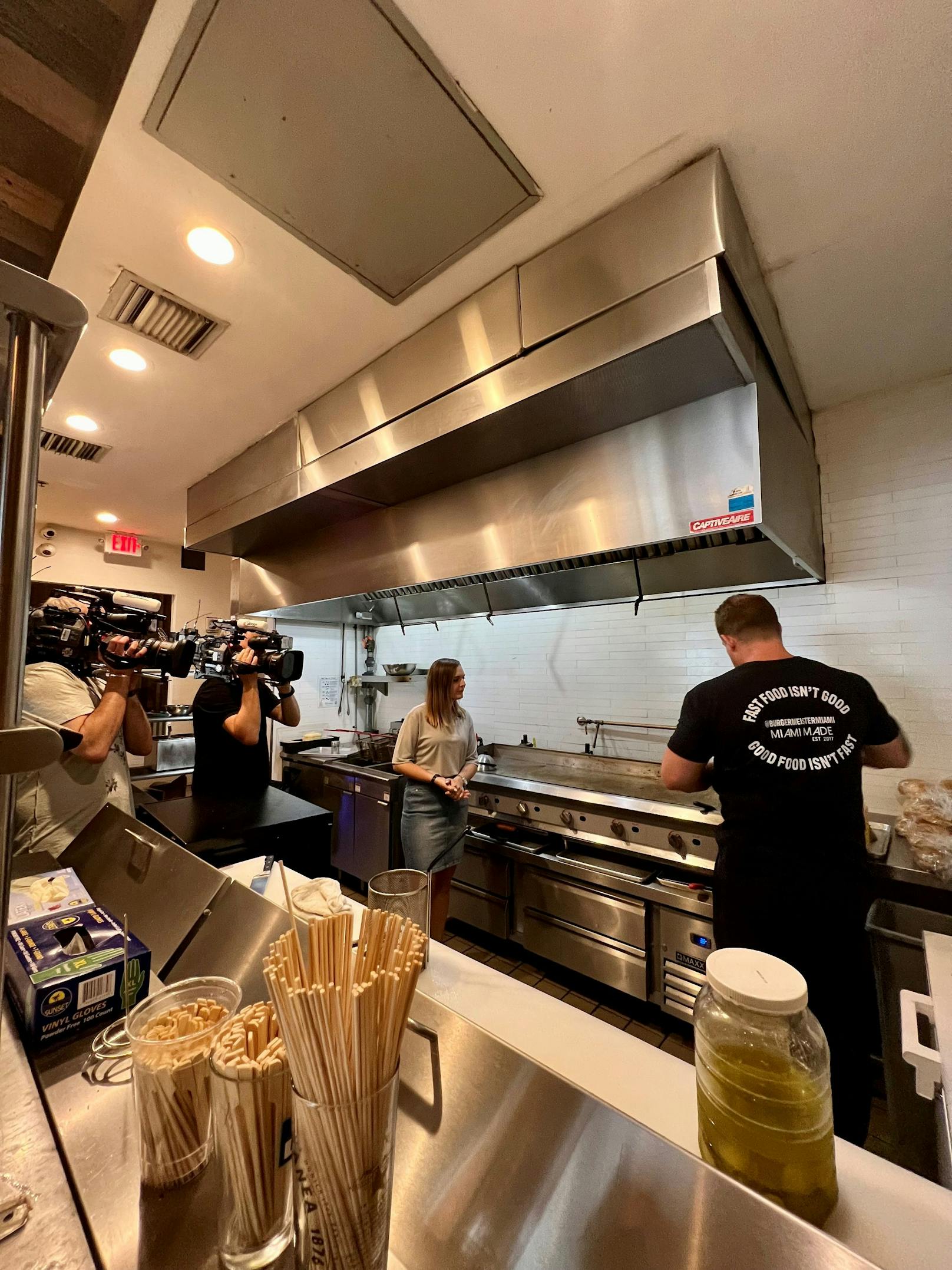 „Burgenländische“ Küche in Miami – im Herzstück seines Burgerlokals, mit Servus am Abend Reporterin Pia Pichler
