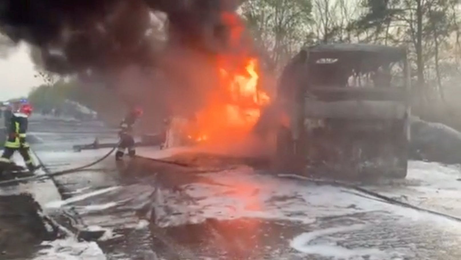 Bei einem schweren Verkehrsunfall mit einem Tanklaster in der Westukraine sind 27 Menschen getötet worden.
