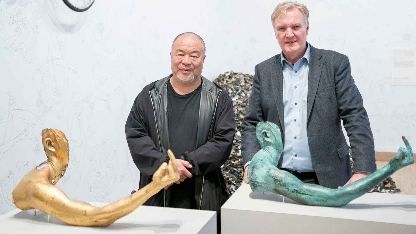 Künstler Ai Weiwei mit Albertina-Chef Klaus Albrecht Schröder vor der betroffenen goldenen Skulptur (l.) in der albertina modern.