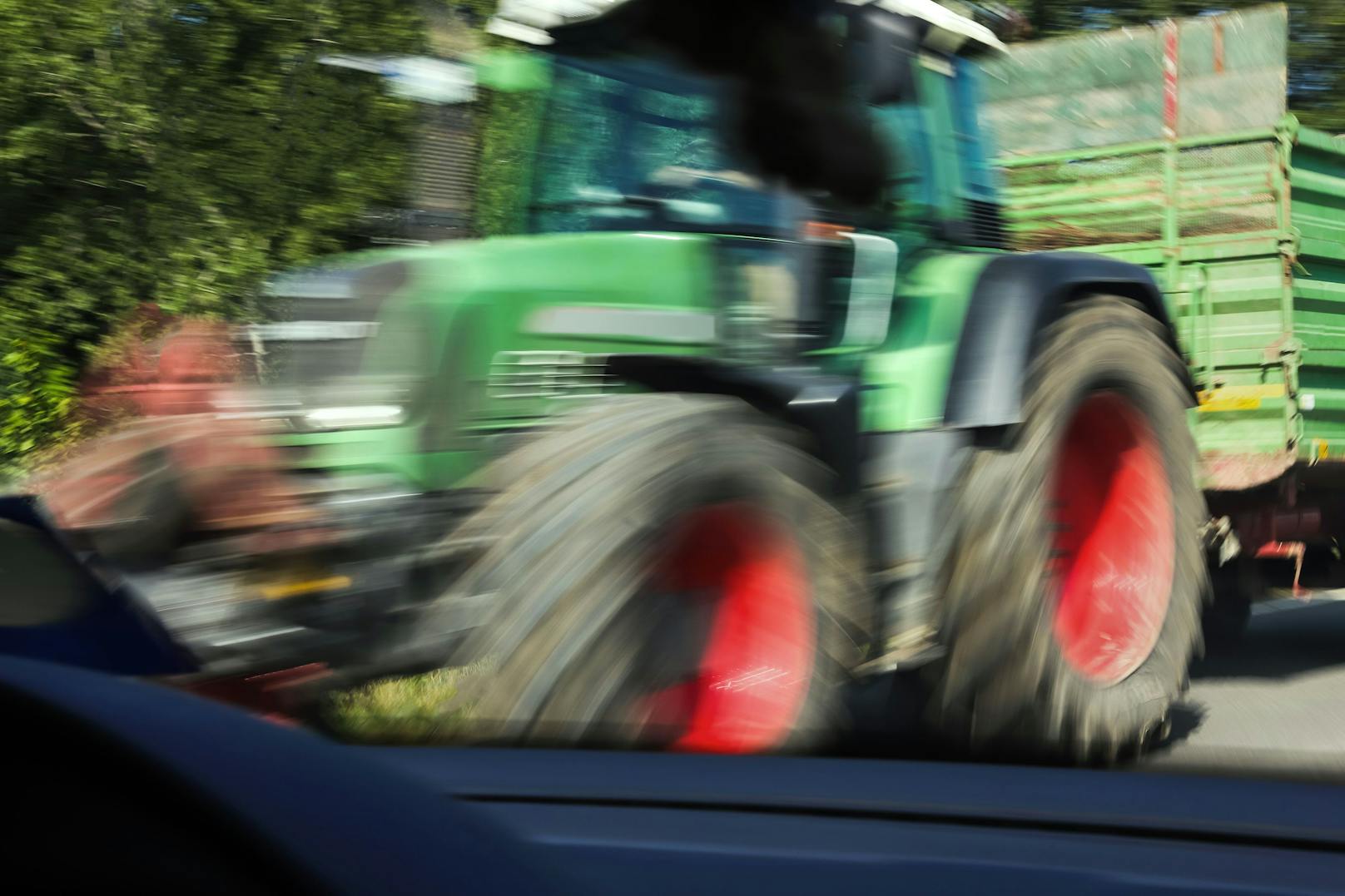 Vom Traktor überrollt – 49-Jähriger schwer verletzt