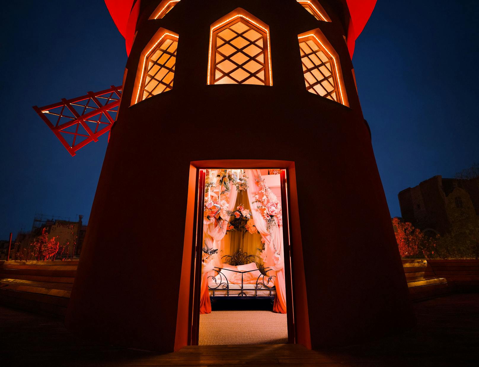 Du kannst jetzt in der Mühle des Moulin Rouge schlafen