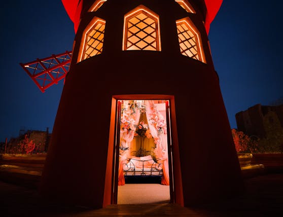 Das Turmzimmer des Moulin Rouge lockt mit einem verträumten Design, dekorativen Elementen sowie einem nostalgischen Touch.