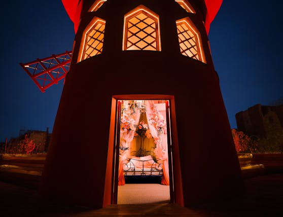 Das Turmzimmer des Moulin Rouge lockt mit einem verträumten Design, dekorativen Elementen sowie einem nostalgischen Touch.