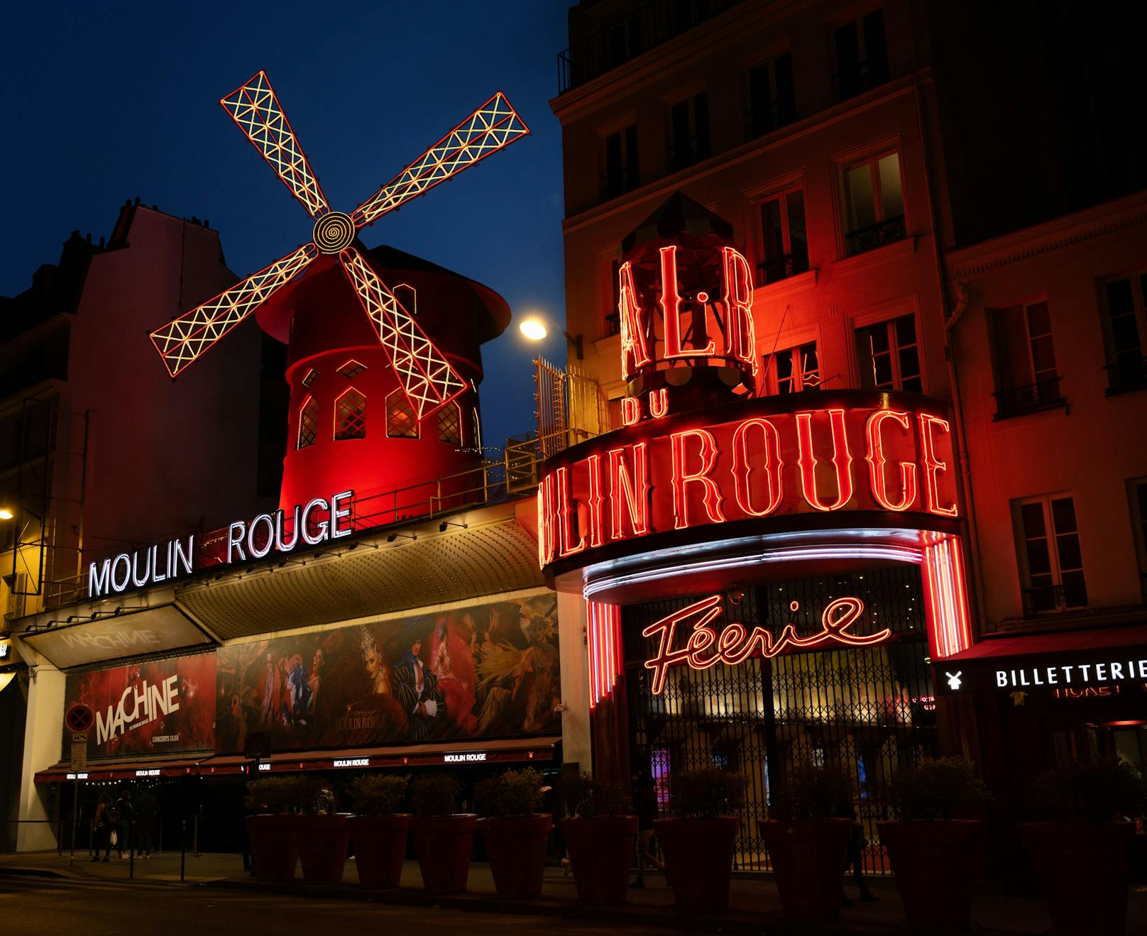 Die Gäste auch in den Genuss einer private Tour durch das Moulin Rouge, inklusive dem Backstage-Bereich und der Show "<a href="http://www.moulinrouge.fr/revue-feerie" target="_blank" rel="noopener noreferrer">Féerie</a>" sowie ein Drei-Gang-Menü vom Chefkoch Arnaud Demerville.