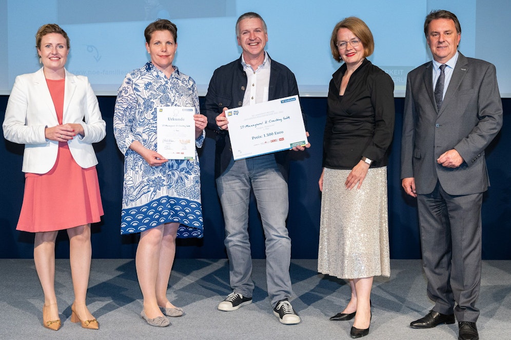 Bundesministerin für Familie, Susanne Raab mit den Siegern der Kategorie Kleinbetriebe, der Firma IT-Management & Coaching GmbH, Familien-Landesrätin Christiane Teschl-Hofmeister und WKNÖ-Präsident Wolfgang Ecker