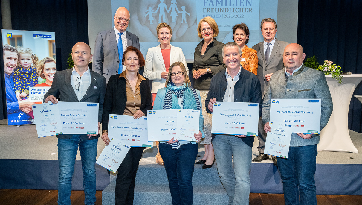 Die Erstplatzierten aller fünf Kategorien, Caritas Diözese St. Pölten, ecoplus. Niederösterreichs Wirtschaftsagentur GmbH, EVN AG, IT-Management &amp; Coaching GmbH und ESA Elektro Automation GmbH mit Univ.-Prof. Wolfgang Mazal, Bundesministerin für Familie Susanne Raab, Familien-Landesrätin Christiane Teschl-Hofmeister, Geschäftsführerin der NÖ Familienland GmbH und Jury-Vorsitzende Barbara Trettler und WKNÖ-Präsident Wolfgang Ecker