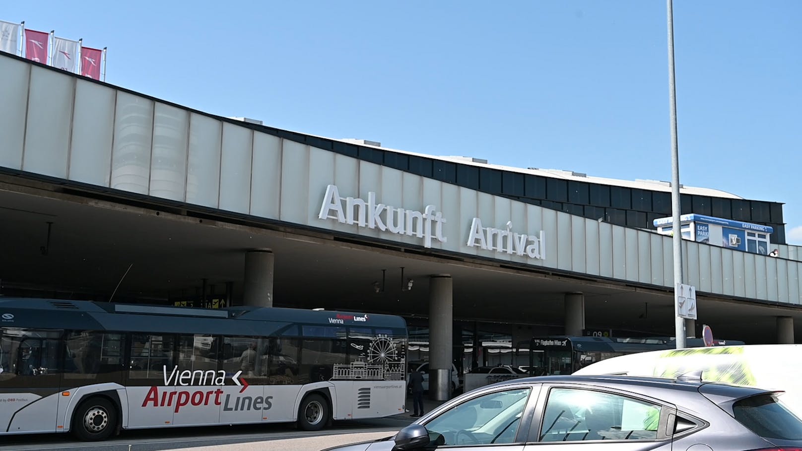 In der Ankunftshalle am Flughafen Wien-Schwechat kontrollieren "Bundesheerler" den Grünen Pass.