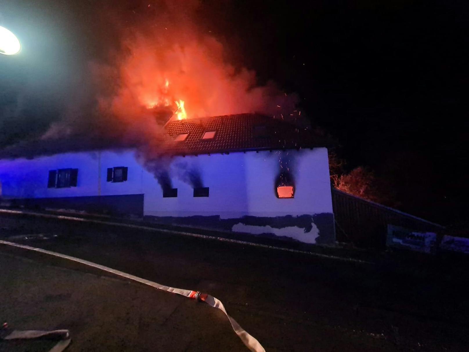 In der Nacht auf Mittwoch (04.05.2022) stand ein Wohnhaus in Gleisdorf (Bezirk Weiz)  in Flammen. Verletzt wurde niemand. 
