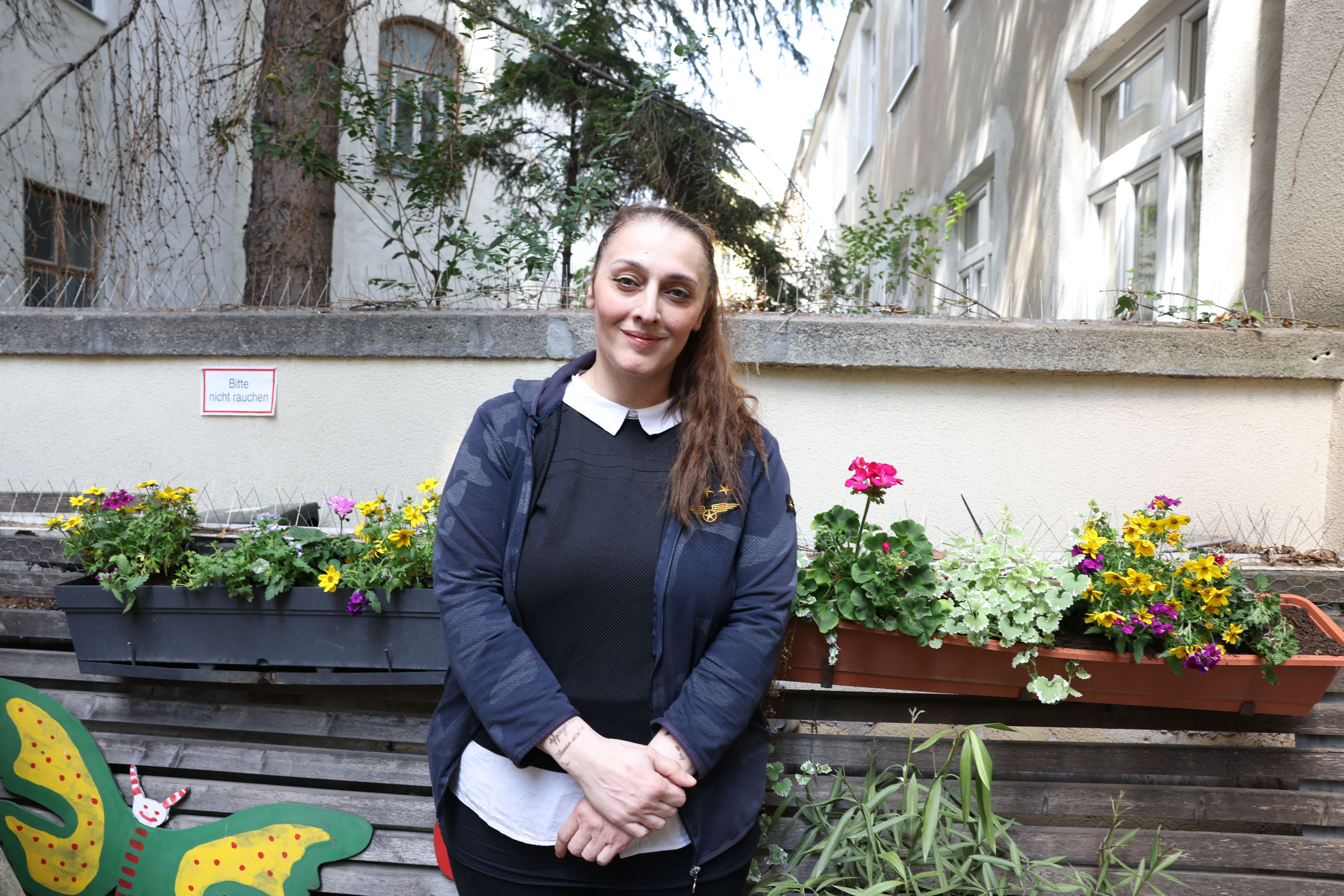 Daria (42) floh vor ihrem gewalttätigen Ehemann und fand Unterschlupf im Mutter-Kind-Haus. Heute ist sie Abteilungsleiterin in einem Großkonzern.