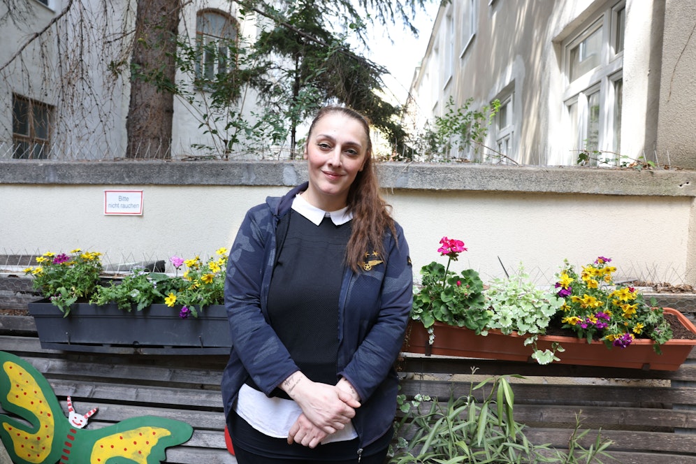 Daria (42) floh vor ihrem gewalttätigen Ehemann und fand Zuflucht im Mutter-Kind-Haus. Heute ist sie Abteilungsleiterin in einem Großkonzern.