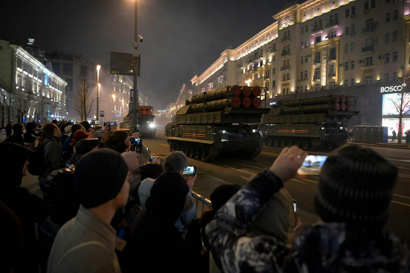 Die Parade führt dabei durch die wichtigsten Straßen Moskaus und endet am Roten Platz.