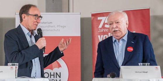 Sozialminister Johannes Rauch (Grüne) und Vorsitzender der Volkshilfe Wien Michael Häupl bei der Vorstellung von WOHNSCHIRM, einem neuen Angebot des Sozialministeriums zur Wohnungssicherung.