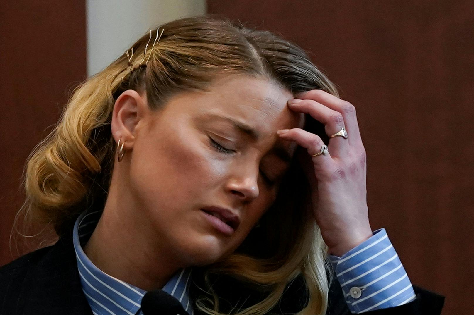 Amber Heard bricht im Zeugenstand in Tränen aus.