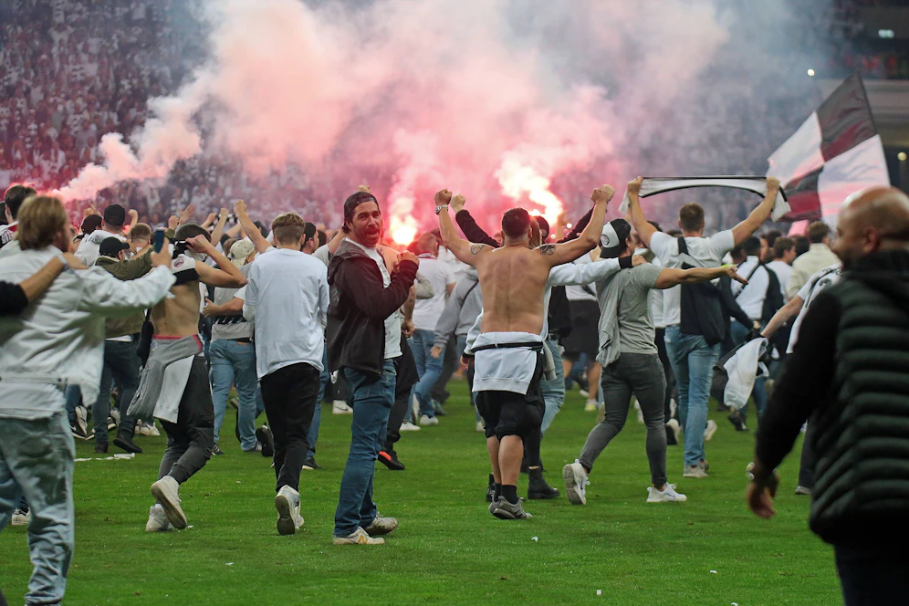 Die Frankfurt-Fans stürmten nach dem Schlusspfiff den Rasen. 