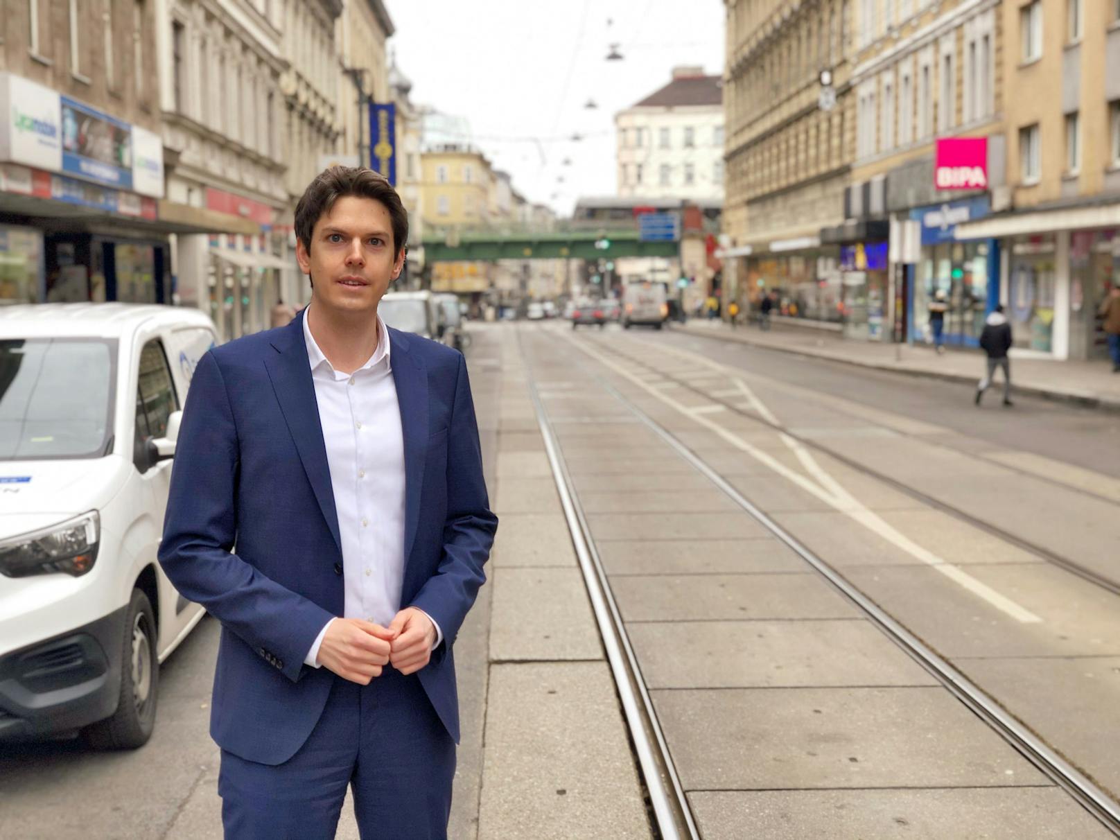 ÖVP-Bezirkparteisobmann Stefan Trittner kritisiert den Wegfall von 310 Parkplätzen auf der Thaliastraße in Wien-Ottakring. Den Anwohnern würden keine Alternativen angeboten.