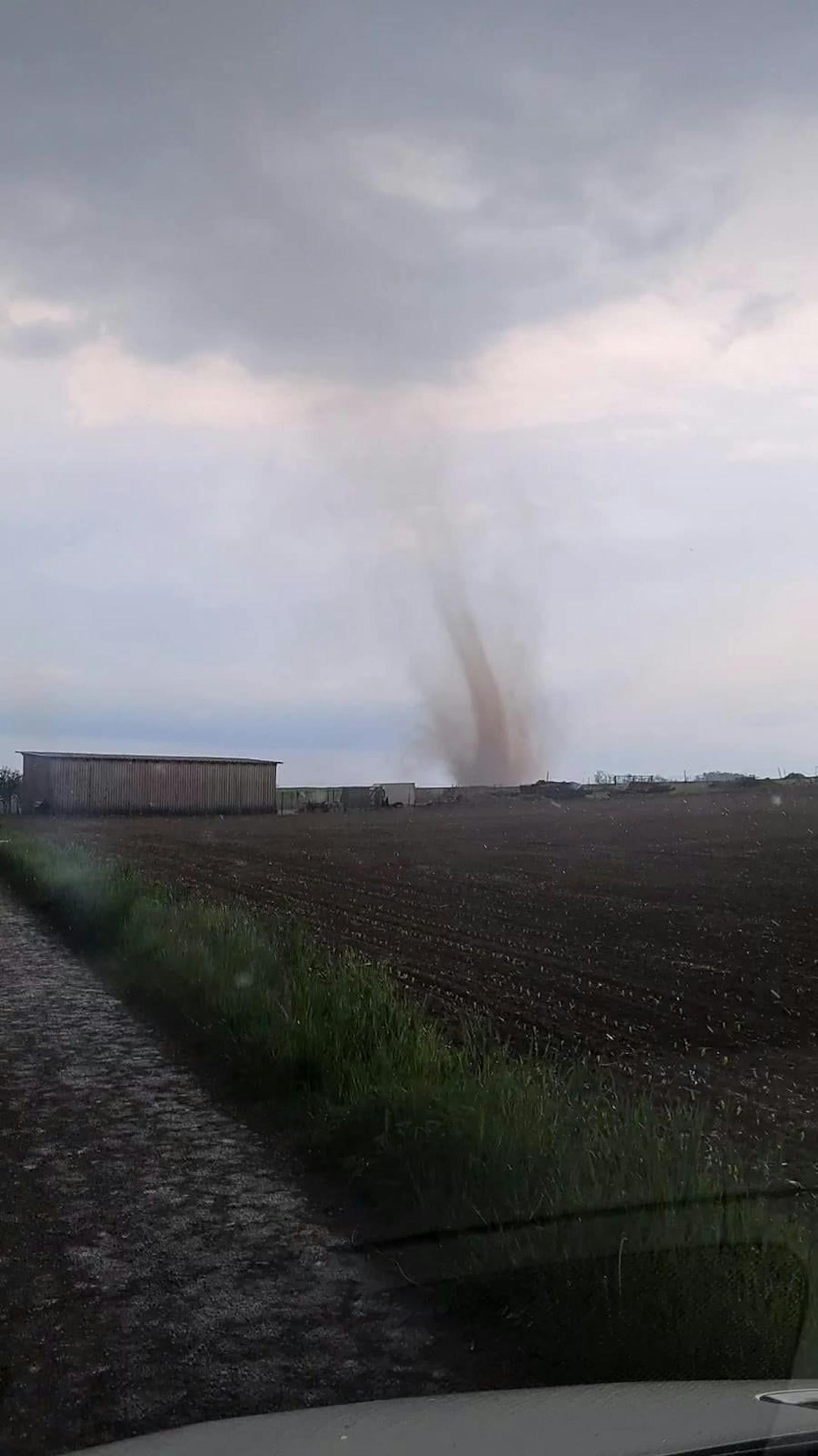 Video zeigt, wie Tornado über Bezirk Tulln wegfegt