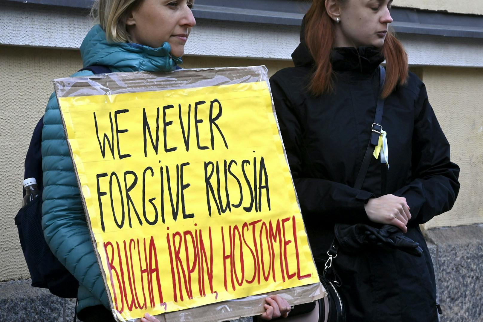"Wir werden Russland niemals vergeben." Demonstranten vor der russischen Botschaft in Helsinki.
