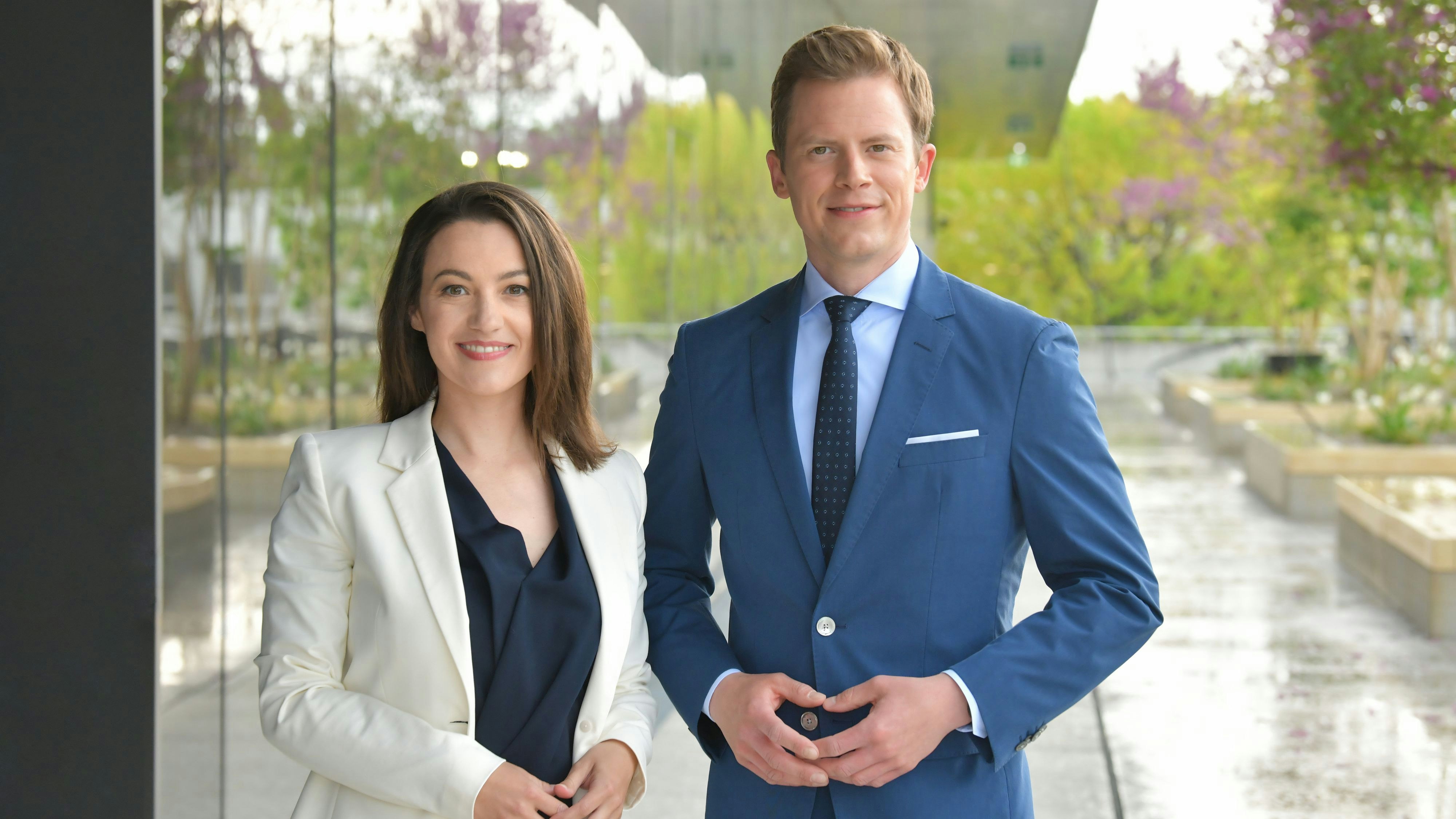 Tobias Pötzelsberger und Julia Schmuck führen die "Sommergespräche" 2022 – Erstmals ORF-TV und -Radio vereint im Gespräch mit den Parteichefinnen und Parteichefs der Parlamentsparteien.