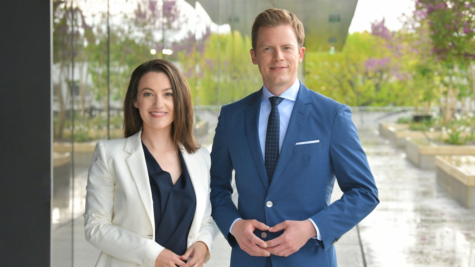Tobias Pötzelsberger und Julia Schmuck führen die "Sommergespräche" 2022 – Erstmals ORF-TV und -Radio vereint im Gespräch mit den Parteichefinnen und Parteichefs der Parlamentsparteien.