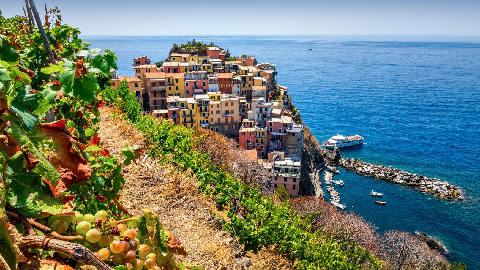 Die uralten Pfade des Cinque-Terre-Höhenwegs sind ein absoluter Höhepunkt für Wanderer an der Küste Italiens.
