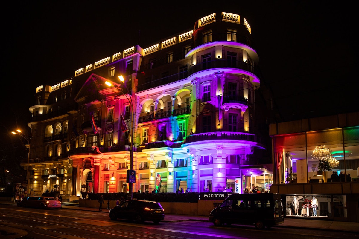 Das Parkhotel Schönbrunn in Farben des Regenbogens