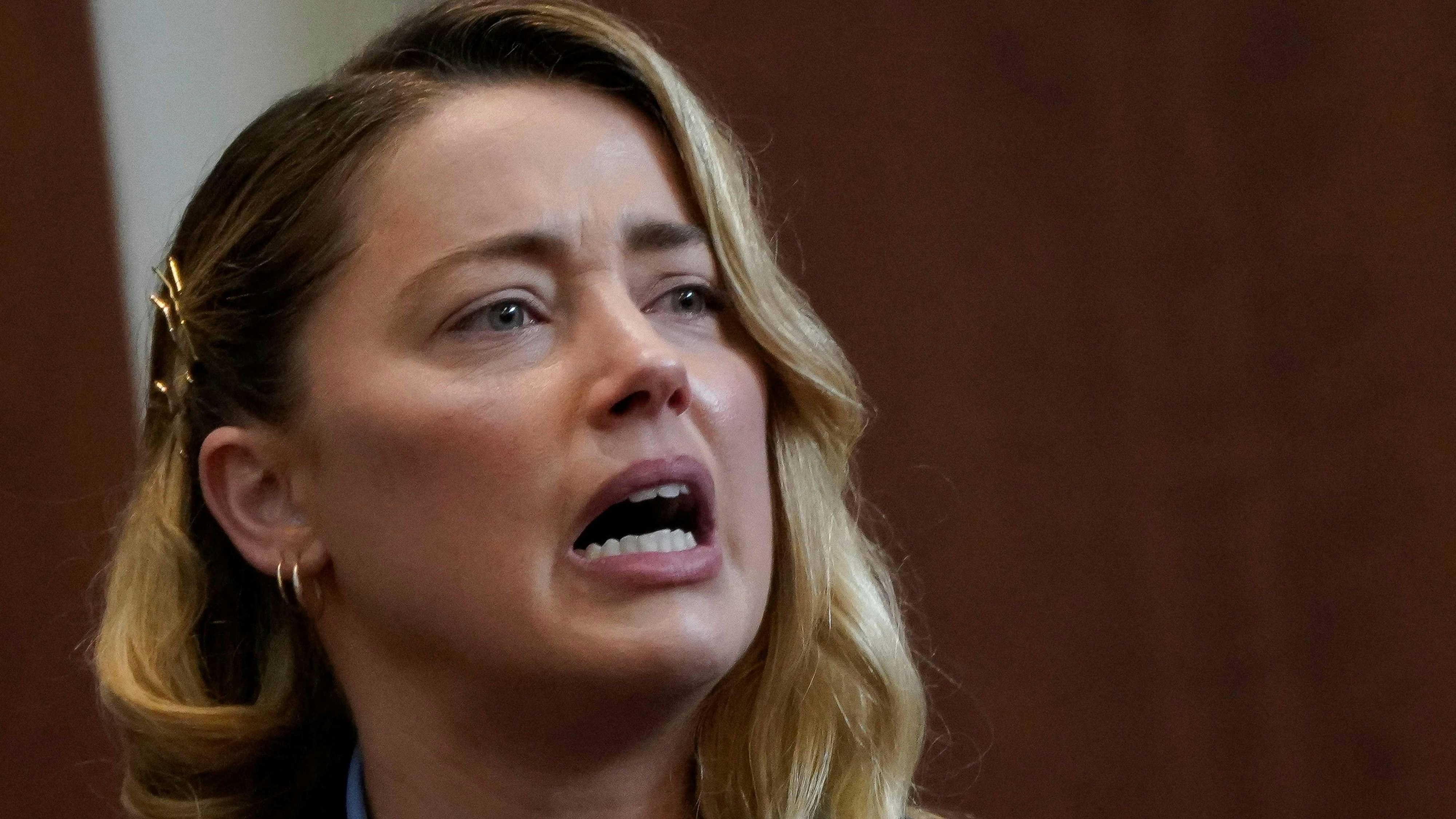 Amber Heard sagt vor Gericht aus.
