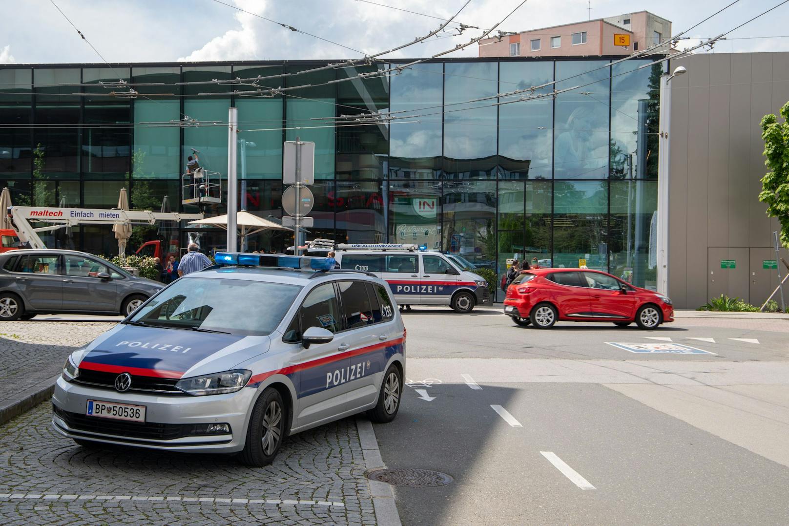 In der Begegnungszone beim Interspar im Salzburger Staddteil-Lehen ist es am Donnerstag zu einem schweren Verkehrsunfall gekommen.