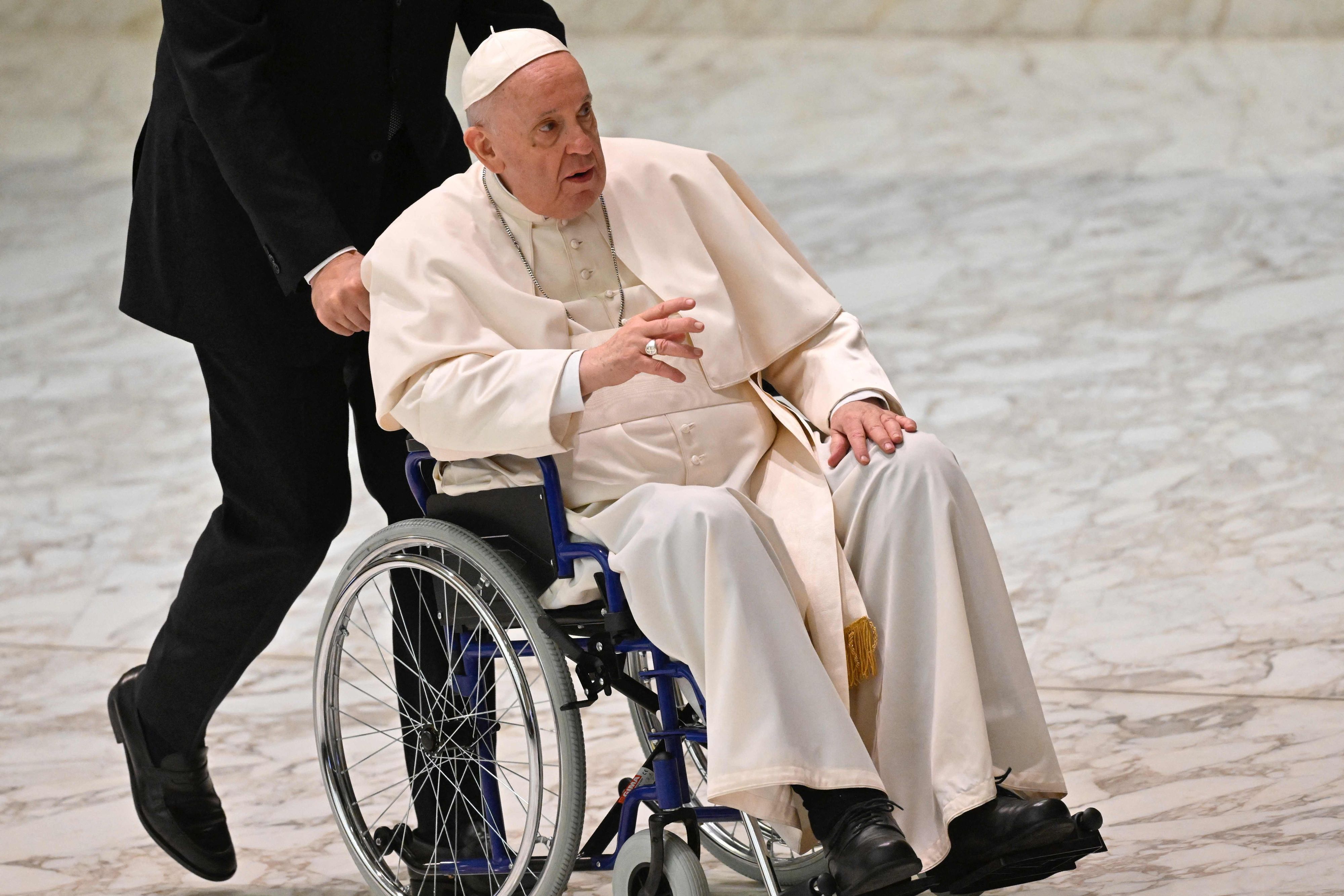 Papst Franziskus im Rollstuhl