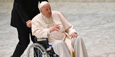 "Ich lebe noch" – Papst Franziskus verlässt Spital in Rom