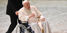 Große Sorge um Papst Franziskus – er sitzt im Rollstuhl