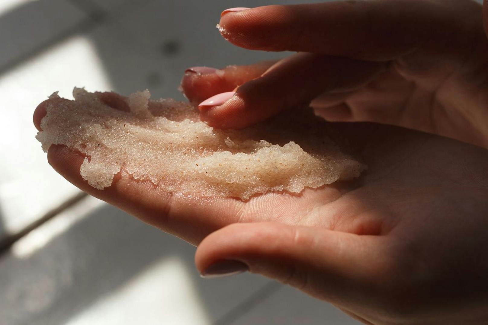 DO: Ein Peeling tut deiner Haut und auch deinen Nägeln gut. Ein sanfter Hand oder Fuß-Scrub kann nämlich abgestorbene Hornschüppchen an deinen Nägeln entfernen. 