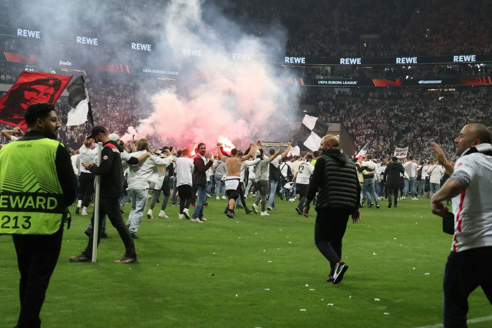 Die Frankfurt-Fans feierten den Finaleinzug in der Europa League mit einem Platzsturm. 