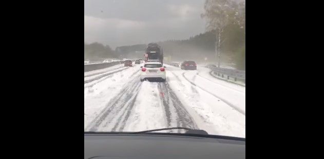 Auf der A1 bei Oberwang in Salzburg kam es zu heftigen Hagelfällen. Die Straße war binnen Minuten weiß.